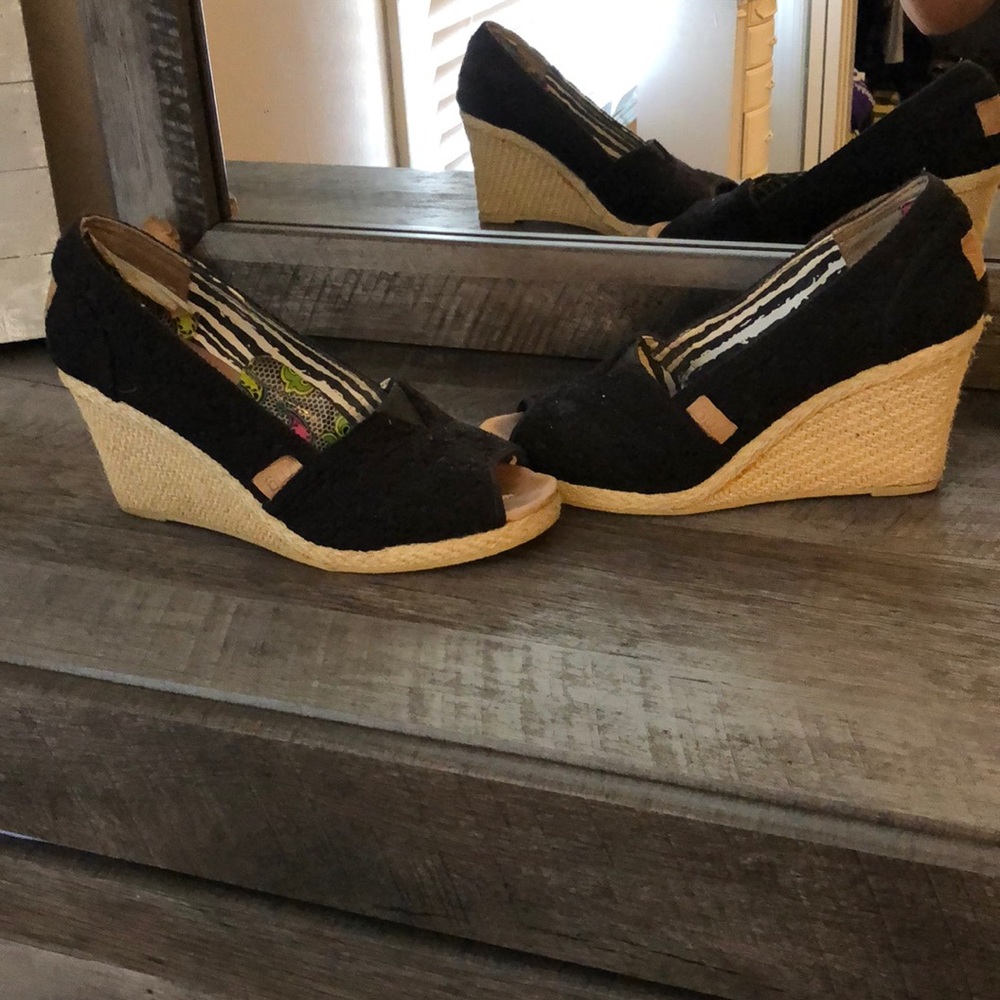 Black wedges